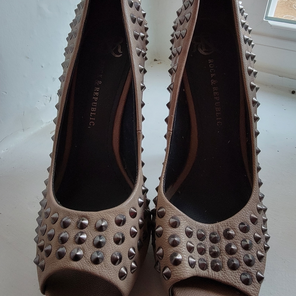 ROCK & REPUBLIC Studded Taupe Peep Toe Pump. Size 39 - 9